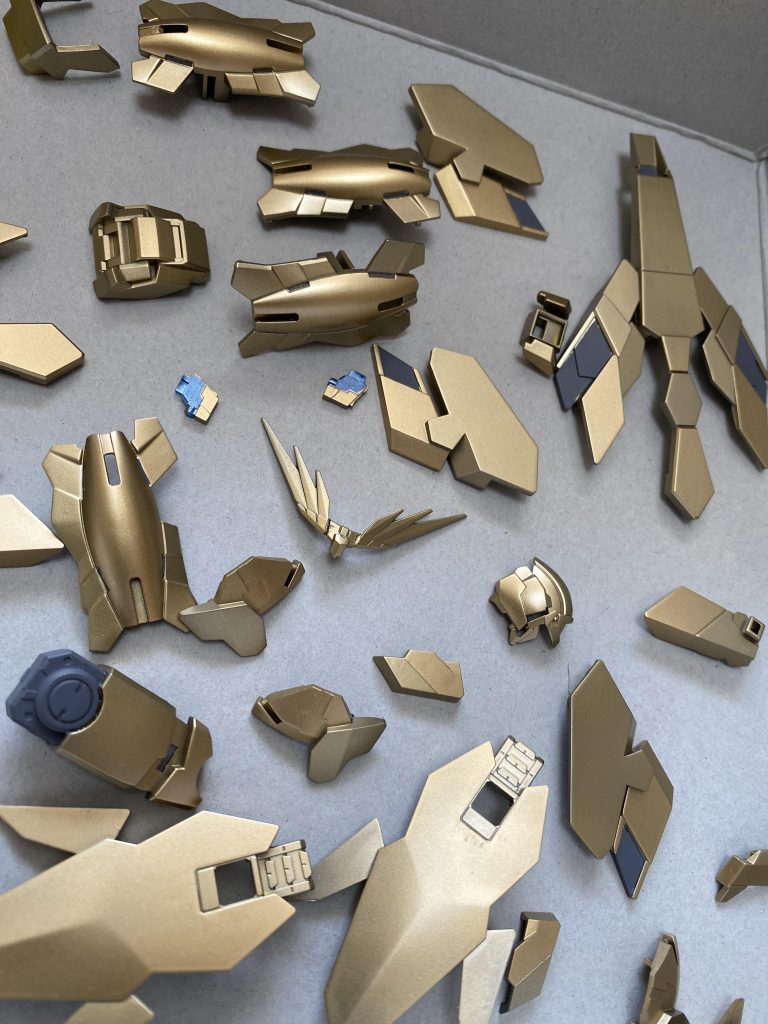 ゴールドの部分は黒サフ→スーパーゴールド→適当にマスキングしてスーパーリッチゴールドを。写真だと分かりにくいんですが光が当たると色の差が明確に出るのでいい感じです╭( ・ㅂ・)و ̑̑ ｸﾞｯ !