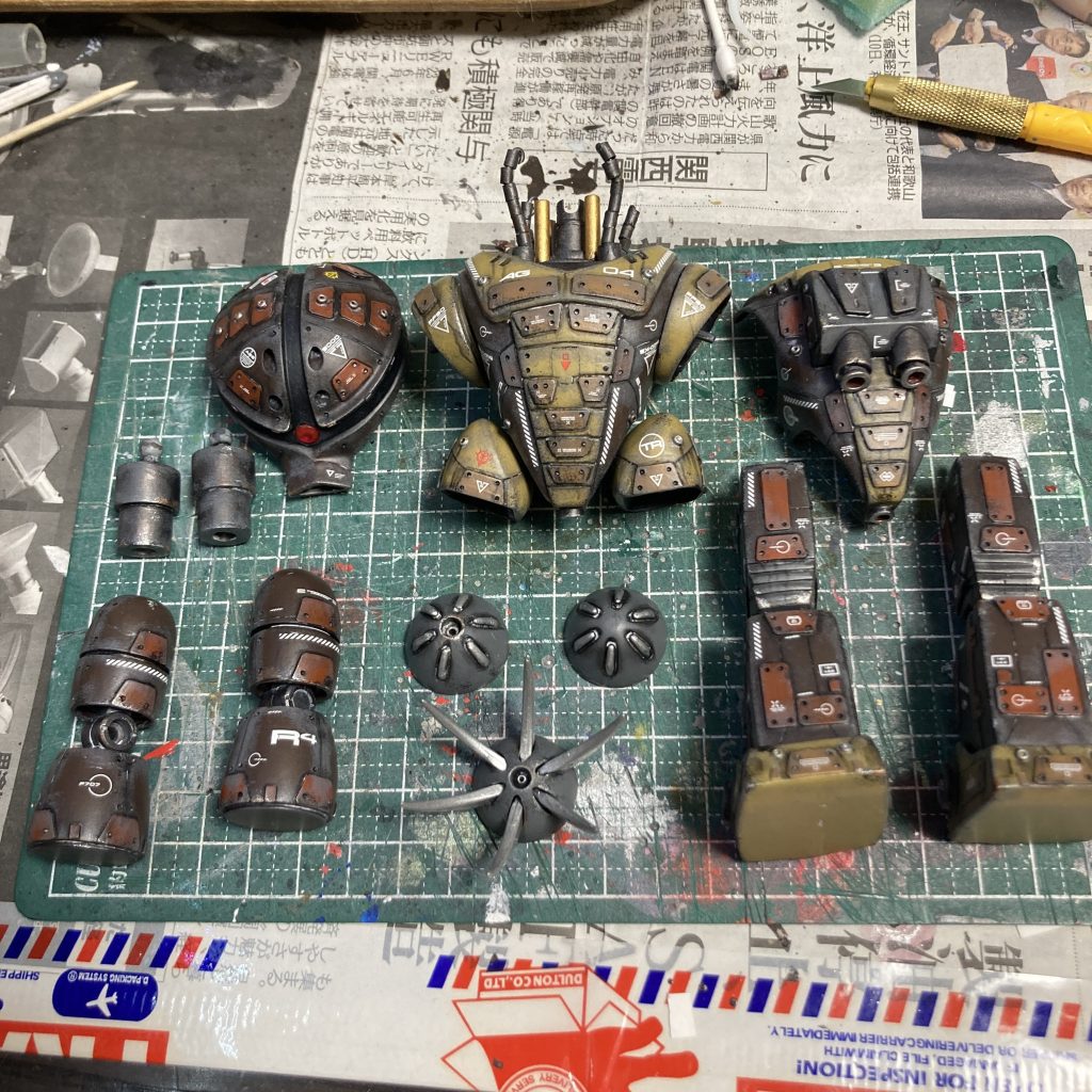 ウェザリングしてデカール貼り。デカール貼りは苦行ですね…。