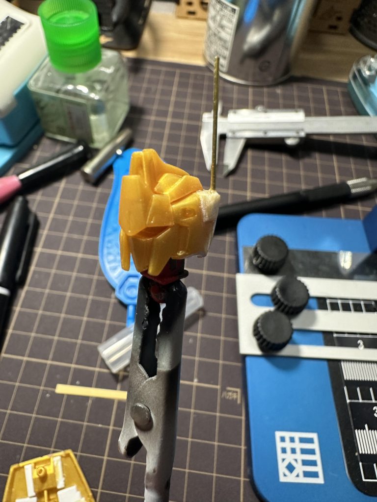 頭部アンテナがどこかへ去りましたのでパテと真鍮線で補修