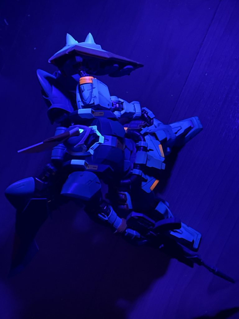 ザクウォーリア部分、調色時に普通のクリア系持って無くってガイアの蛍光系使ったので、UVライト当てると不思議な感じに。