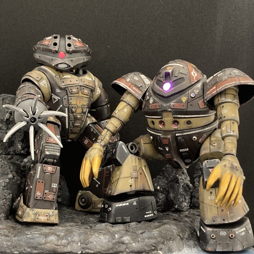 アッガイ部員とゴッグ部員(両レギュラー)。現場(ジャブロー)にて。