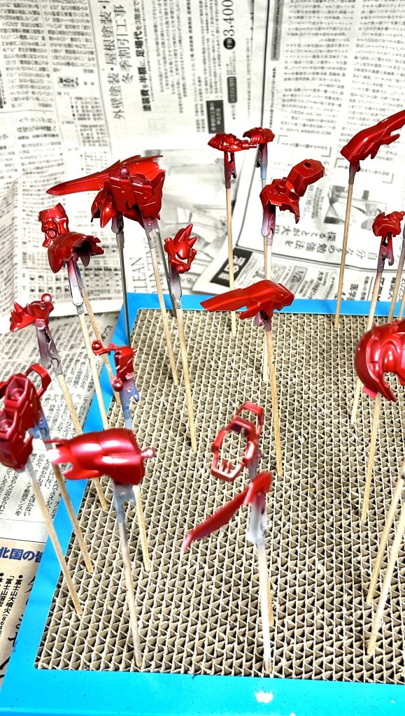 まずはキャンディ塗装をなんとか終わらせて、本命のエングレービング塗装に入りたいけど、しまった、SDは部品がつながっている😱💦