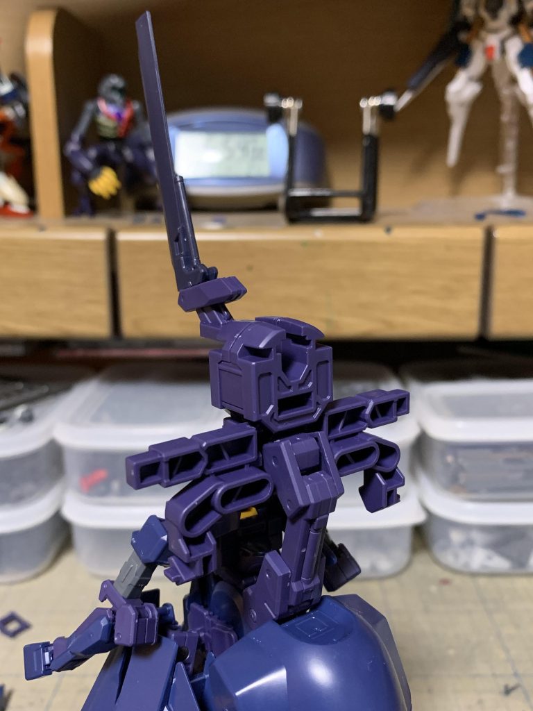 キハールⅡの変形用パーツなどを組み合わせて背面ユニットの基部から作り始めました。