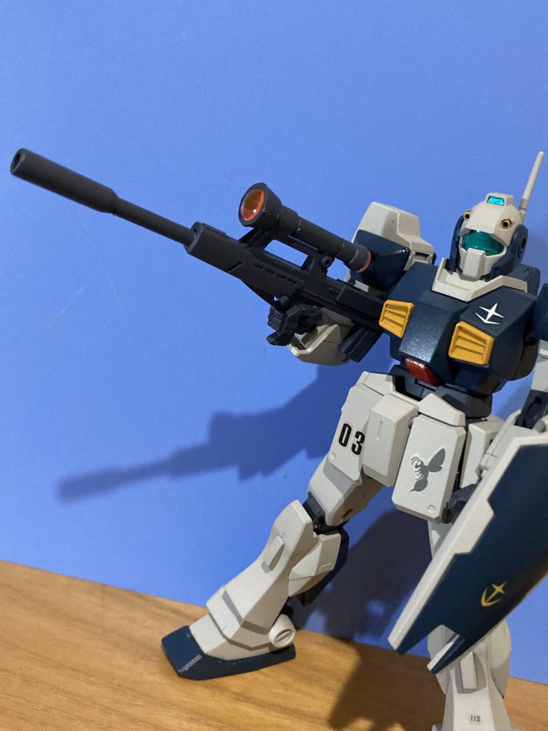 作ってみたバイザーと肩部ミサイルを外したフツーの状態確かジャンクのジム系のライフルの銃口をプラパイプでサプレッサーぽくしたはず