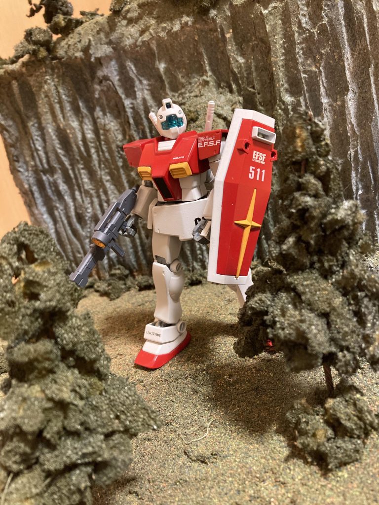 同じく発掘された過去作の別キャスト指揮官型のジムのつもりで2本刺し＋ビームライフル装備をポンと置いてみた