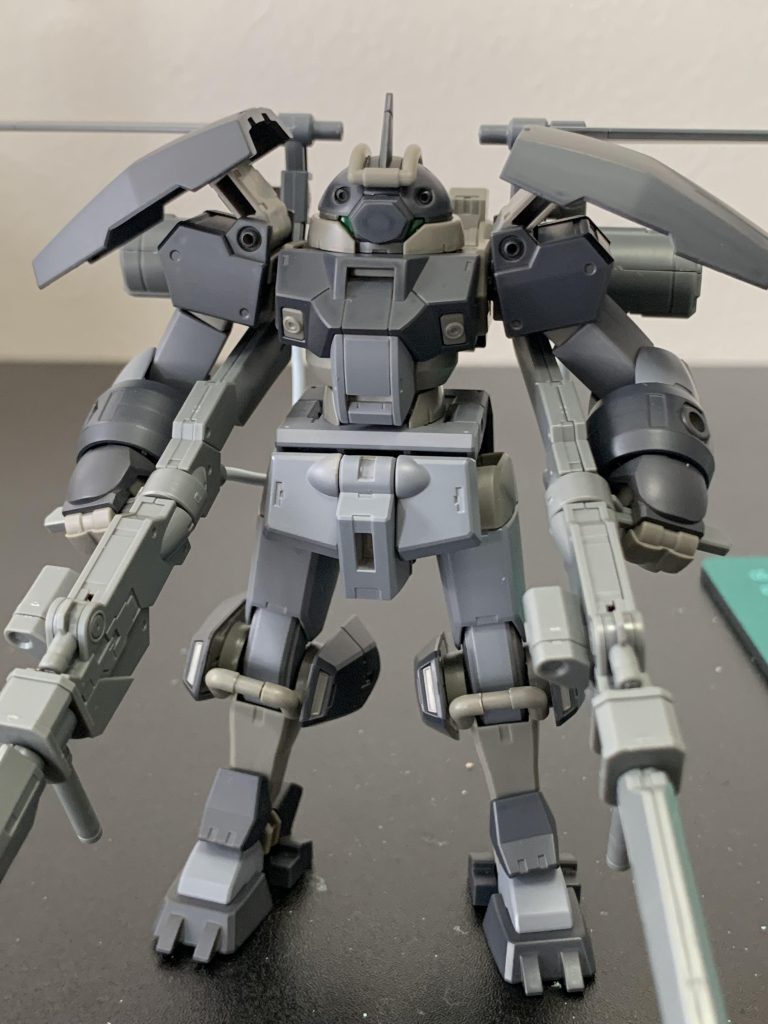 顔のパーツは一部プラ板で隠して目つき鋭く。足のスラスターパーツはデミトレーナーチュチュ専用二体分を使用。