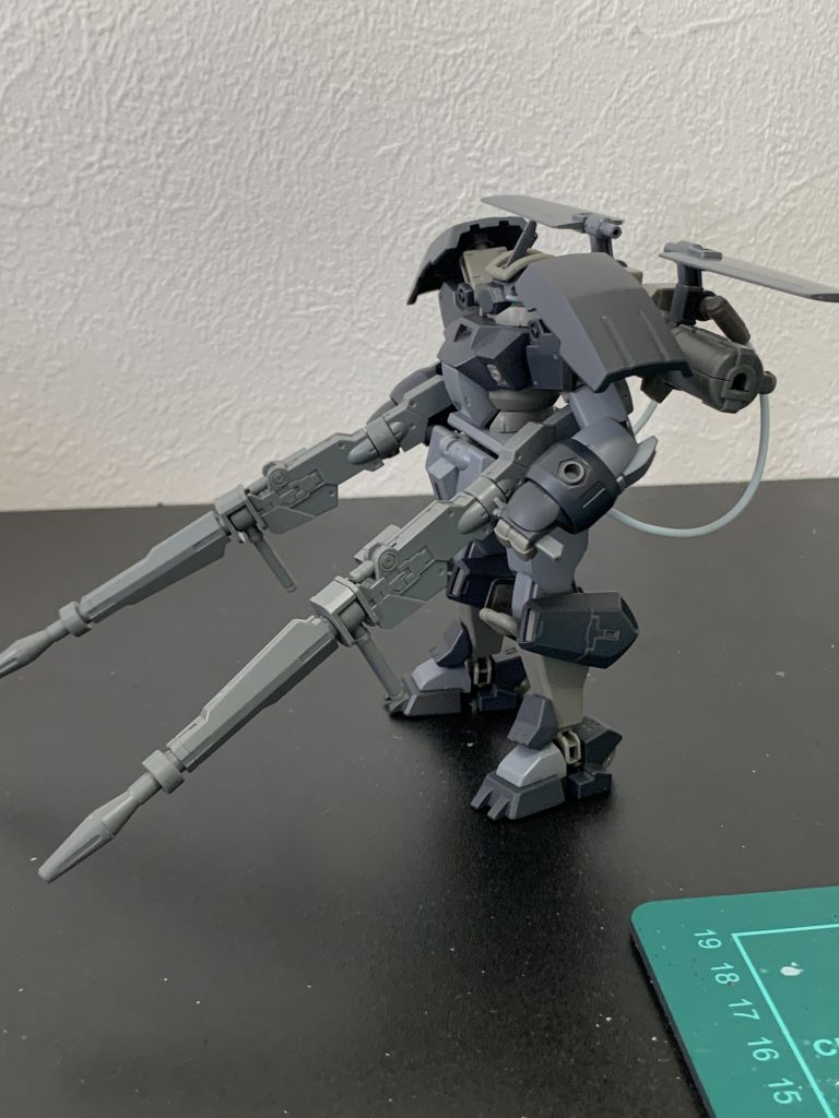 今回も、武器やバックパックは無塗装です。今後ウェザリングを施して色合いを調整しようと思います。本体のカラーは戦闘機っぽさをイメージしました。戦闘機っぽいかはともかく、割といい色になったと思います！