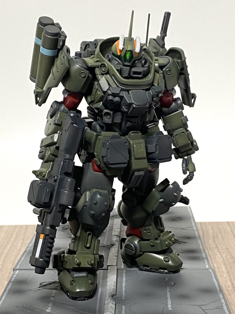 基本塗装完了。グリーンが暗すぎると感じたのでライトグリーンを薄く吹いて調整しました。