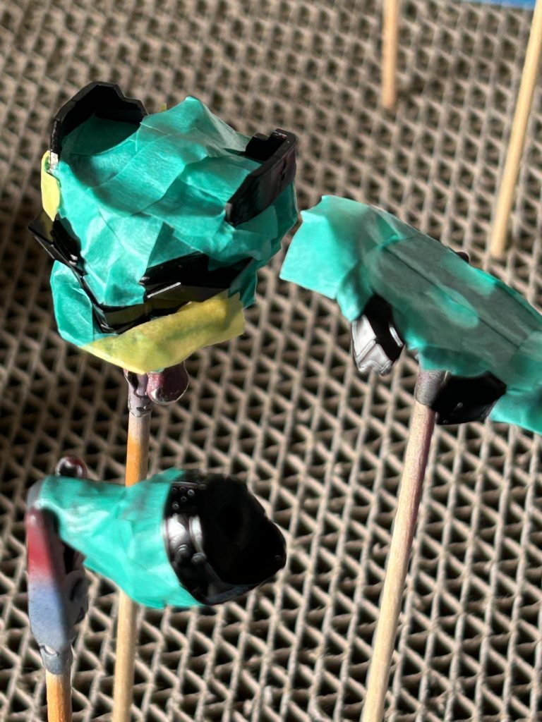 ひたすらマスキング🤣エアブラシで黒をふいて金色部分を筆塗りでしてみたけど失敗💧もう一度マスキングをやり直し、金色をエアブラシ塗装しエナメルの黒を上からふいて、拭き取りました😅この方法が1番わたしに向いているようです👍✨