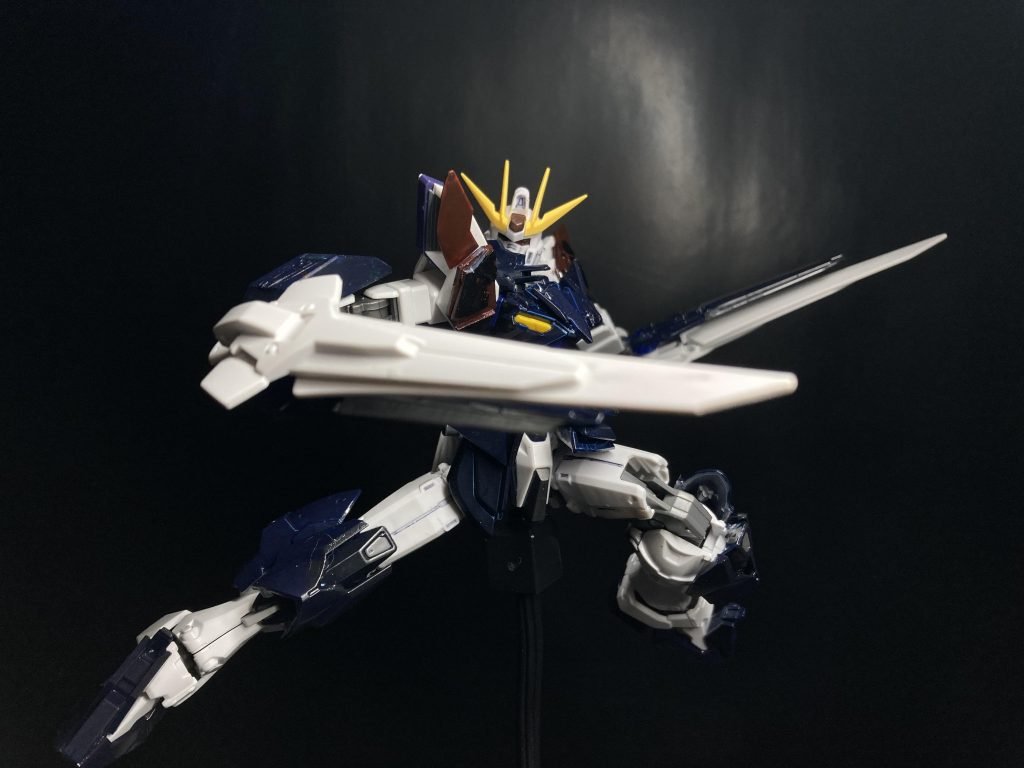 脚部のフィンと腰横のフィンをドッキングして完成する実体剣です!