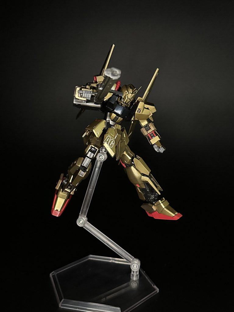 使用塗料　クレオス(C) ガイアカラー(G) 　　　　　フィニッシャーズ(S)本体金部分　GXブルーゴールド(C)                     GXレッドゴールド(C)本体青部分　プリズムブルーブラック(G)本体赤部分　あずき色(C)武装、内部フレーム、バーニア等　                      スターブライトアイアン(G)　