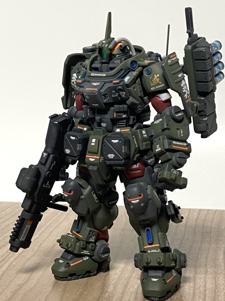 デカールワーク後、艶消しクリア。白いデカールがくっきりし過ぎていたのでクリアで割ったグレーでトーン落としました。今回は基本塗装→デカールワークの所で大きく印象が、変わった感じです。やはりオレンジのライン入れたのが大きいですね。2か月程掛かりましたが、自分の好きなカッコイイをたっぷりとぶち込めた作品となりました。以上で解説終了です。ご覧頂きありがとうございました。