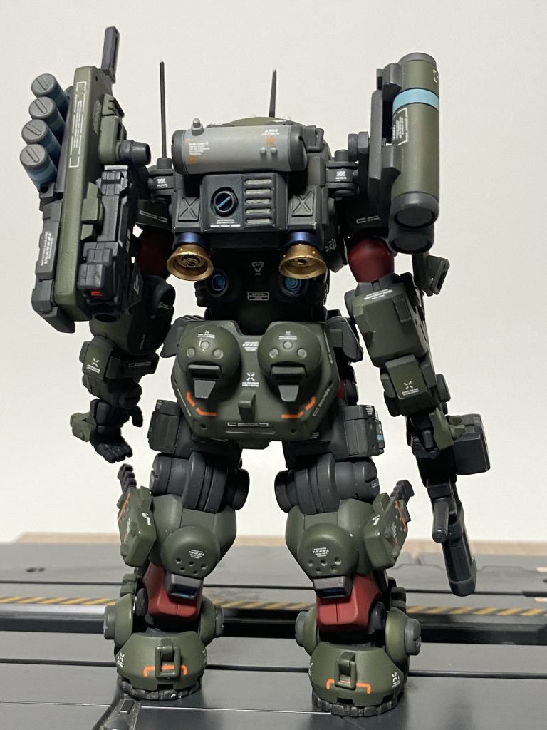 前後から。基本武装は大口径アサルトライフル、DMS(ディストーション・メリケンサック)バックパック左右のマウントに追加で武装する事で様々な局面に対応する。