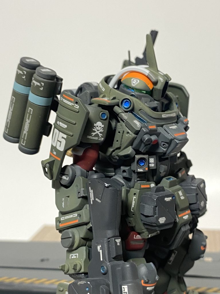 右側装備 2連マルチロックミサイル。大型目標用の高火力装備。