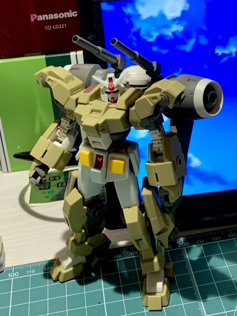 肩の出っ張りが「フルアーマーガンダムっぽい」と思い、EGのガンダム頭を乗せてみたら想像通りだったのがリアルガンダムブレイカーの始まりでした。