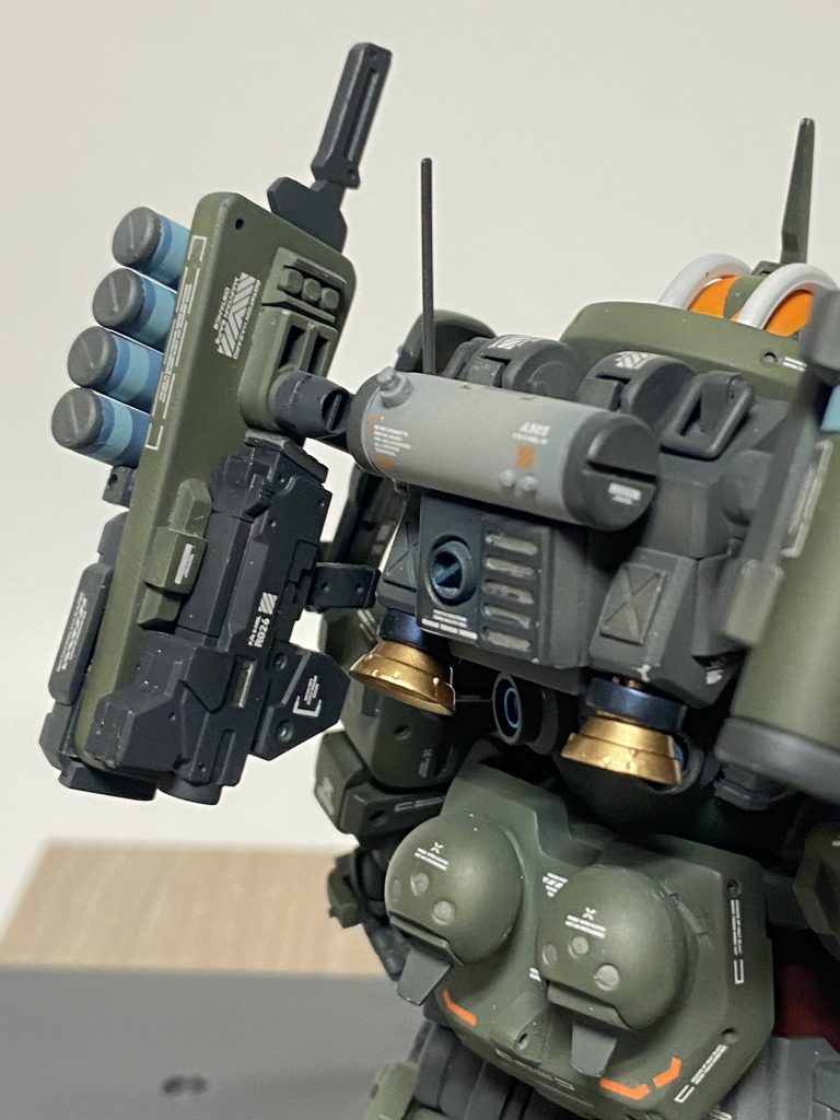 左側装備 ソニックマチェット。 マチェットケース内側にサイドアーム「ハンドマグナム」外側に浮遊機雷「ハイドボンブ」のディスペンサーを装備。ハイドボンブの装備数は4基。