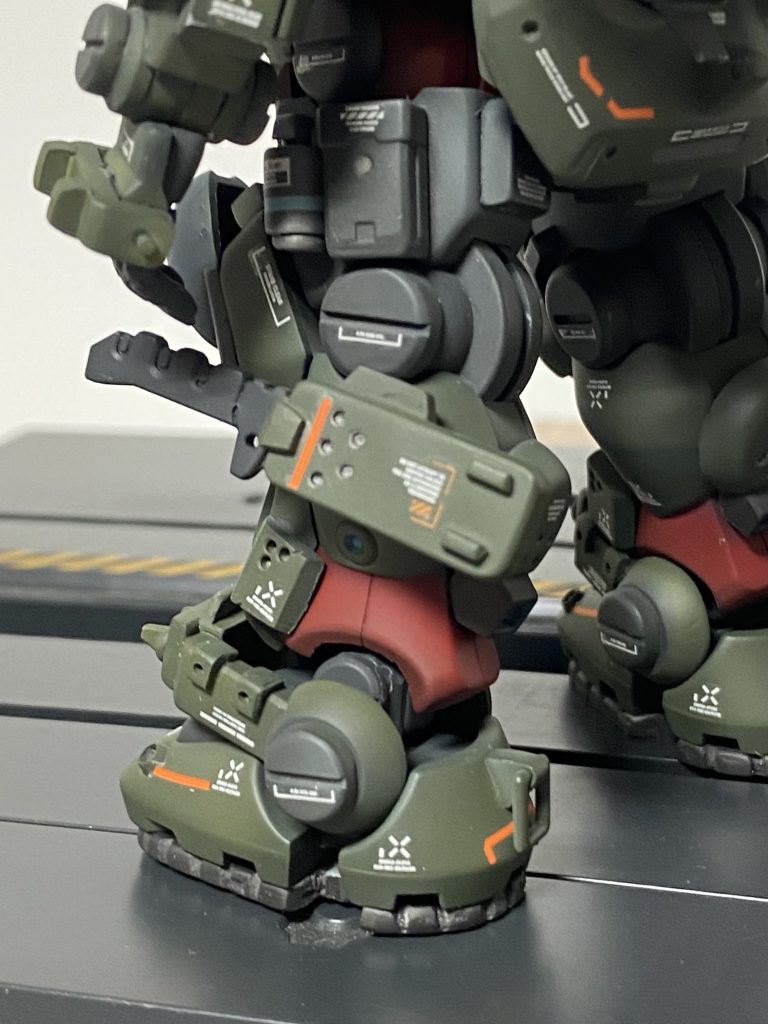 両脚部、ふくらはぎにヒートコンバットナイフ装備。