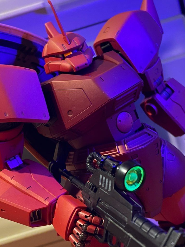 モノアイとライフルのスコープレンズは蛍光色使ったので、UVライトでビコーな雰囲気に。