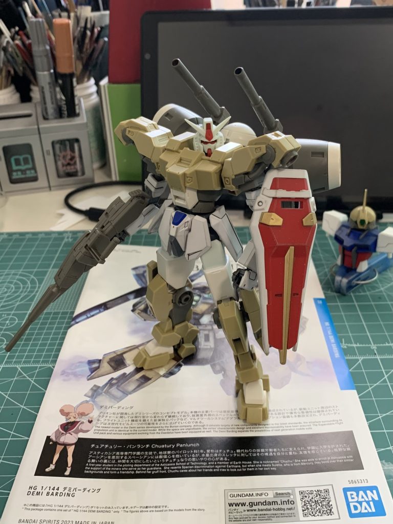 顔がガンダムになると今まで気にならなかったガニ股と短足が気になりはじめ、ガンダムの太ももとストライクの腰までミキシングすることになりました。