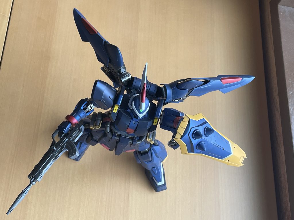 ウィングとシールドでシルエットが広がるのが面白いですね。