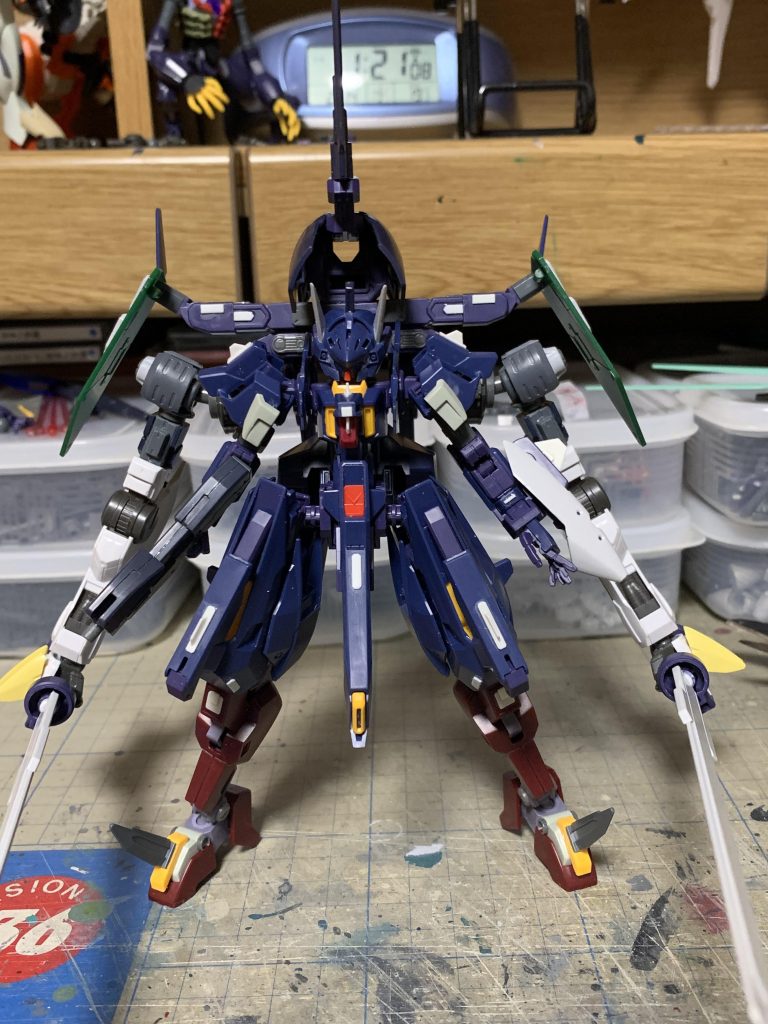 最後の方で背面アーム手首とか延長工作した足首とか破損しまくりで直すのに時間かかったりして、結局先週の土曜にようやく塗装にかかれました。そしていつものようにサフ無し、筆塗り(フレーム未塗装)という工程を経て完成とさせていただきます。名前はストラーフがロシア語で「恐怖」だったのでそのまま英語に直しただけという安直具合ですけれど、製作は大変楽しめました。次は天使型も作ってみようかななどと考えています。それではご清聴ありがとうございました。