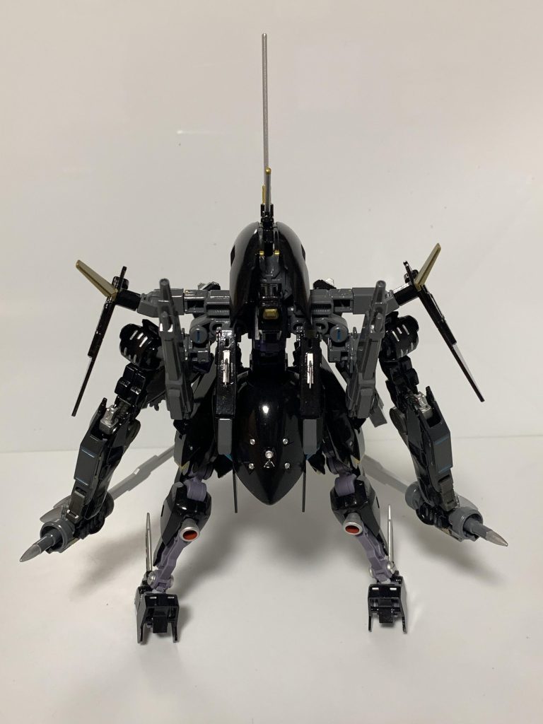 で、こちらが本当に作りたかった形態。背面に大型アームを装備したユニットを背負わせてます。