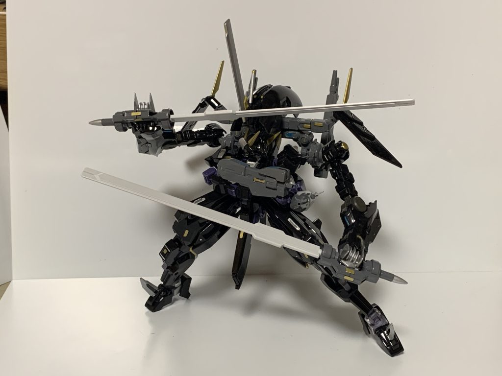 こちらの形態では背面ユニットのアームに大型ブレードを持たせて、本体はビームライフルを持った状態に。これで遠近問題なく戦えますね。この他に背面アーム肘と本体左手手甲からビームサーベルも出せます。写真撮ってませんけどね。