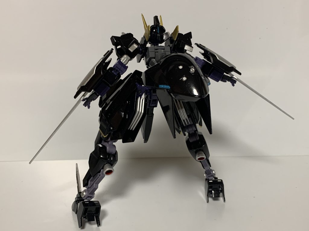 まずは本体。なんとなくニンジャとかアサシンなイメージで黒主体に塗装(そしていつものテカテカ)。この形態では両手の盾剣とつま先ブレードを主武装として近接戦メインで運用します。