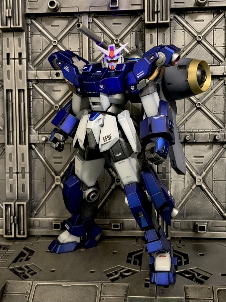 カラーリングはサンダーボルトのフルアーマーガンダムのイメージで青マックスキャンディ塗装のつや消しにしました。キャンディ塗装の下地のシルバーをグラデーション塗装することをマックスキャンディ塗装と勝手に呼んでます。