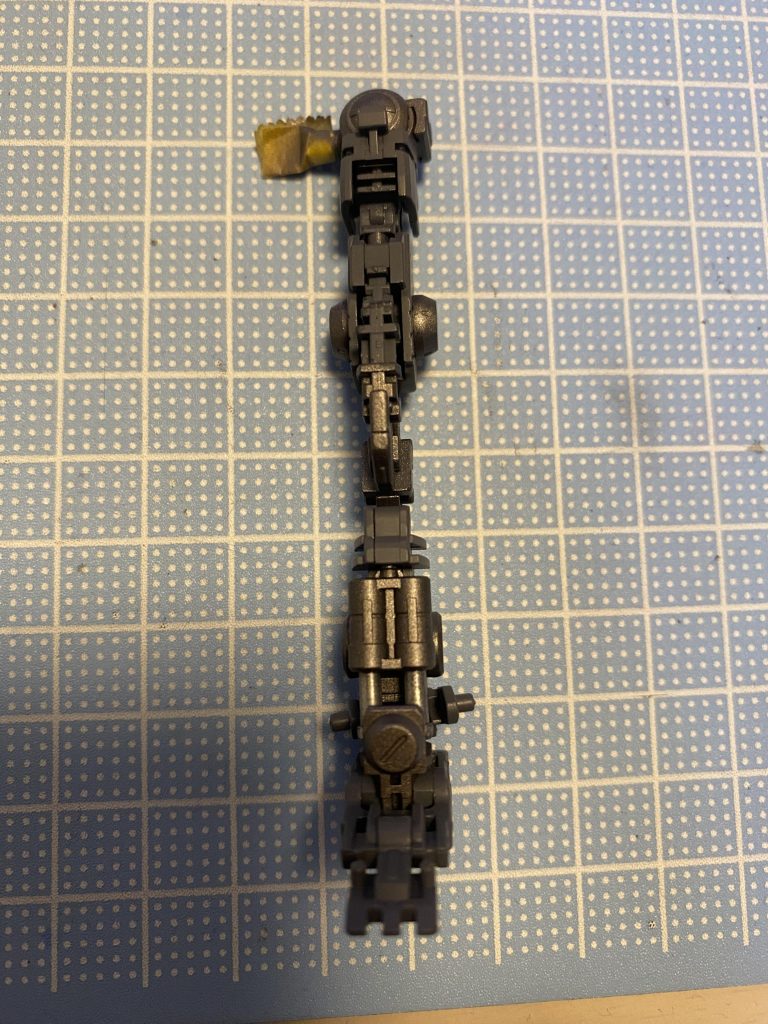 今回は、フレームも塗装対象に。メカサフ、焼鉄色を使用。シリンダーは、塗ってみたものの、完成後はほぼ見えないっていう笑笑