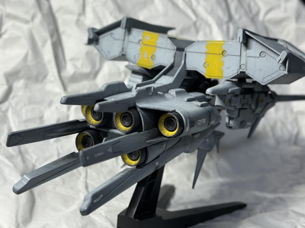 バックショット。バーニア内部のイエローは我ながら良き配色だったかなと。本体グレーが若干青系に振れてるのでイエローとの相性よいと思います。