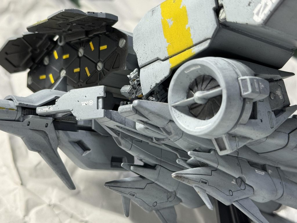 コンテナオープン。色数はなるべく少なくと決めていたのでこちらもワンポイントはイエローです。補給受けたばかりという設定で、あえて汚しは入れてません。