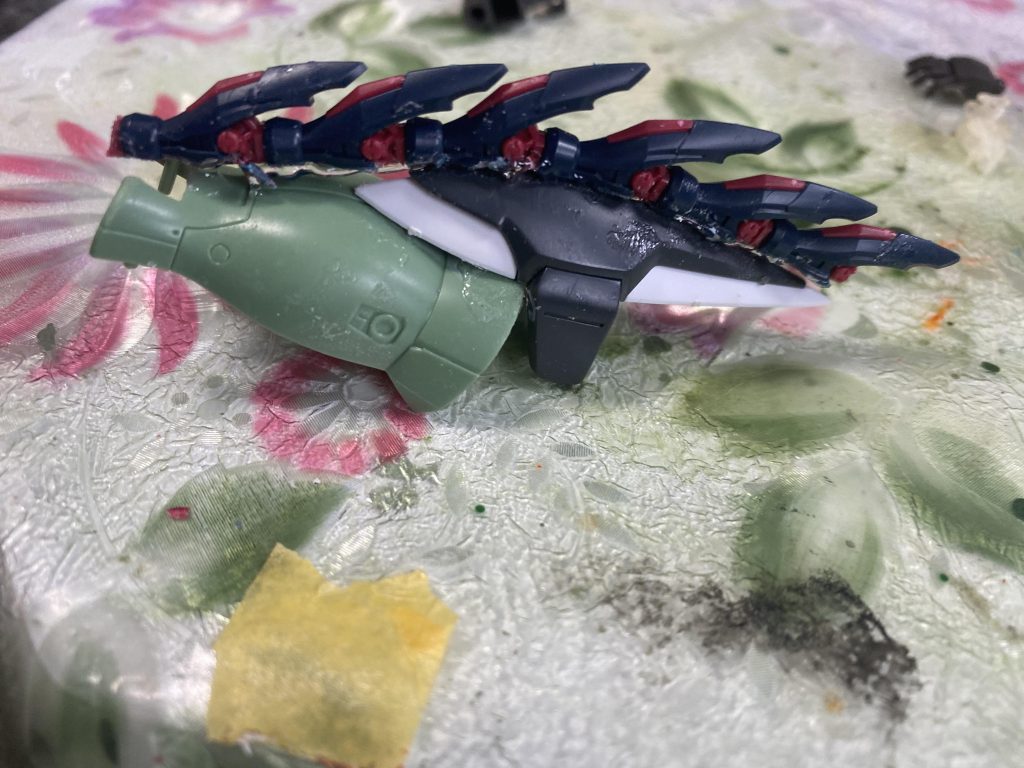 ヒートロッドを半分にして棘を再現ザクの余りパーツとMGデスヘルの腕を使いました