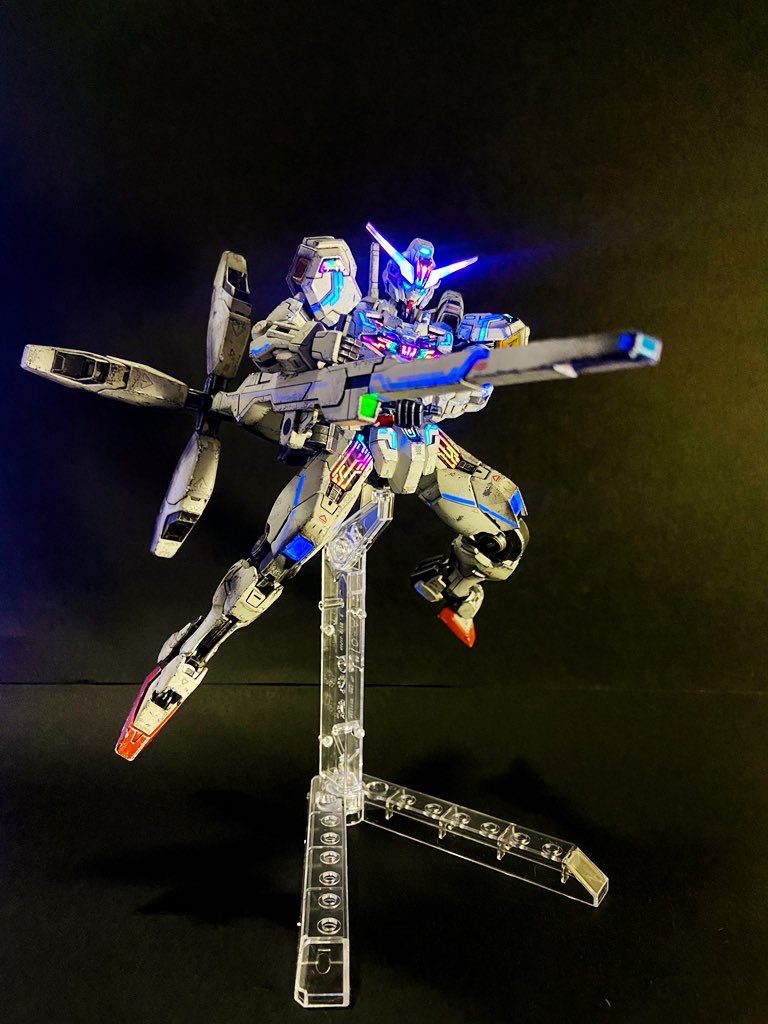 まず全身＋武装類全てウェザリング仕上げを施しているので、装甲はボロボロです。エアリアルとの激戦を繰り広げているイメージを最大限キャリバーンに施しました。ボロボロのキャリバーン、いいですよね？輸入品の蛍光デカールに加え、センサー類やツインアイは発光するよう蛍光クリアーを塗布。ブラックライトで光り輝く仕様にしています。また、シェルユニットやアンテナ発光については、イタミテック様の方法を活用させていただきました。とても参考になり大変有難かったです。