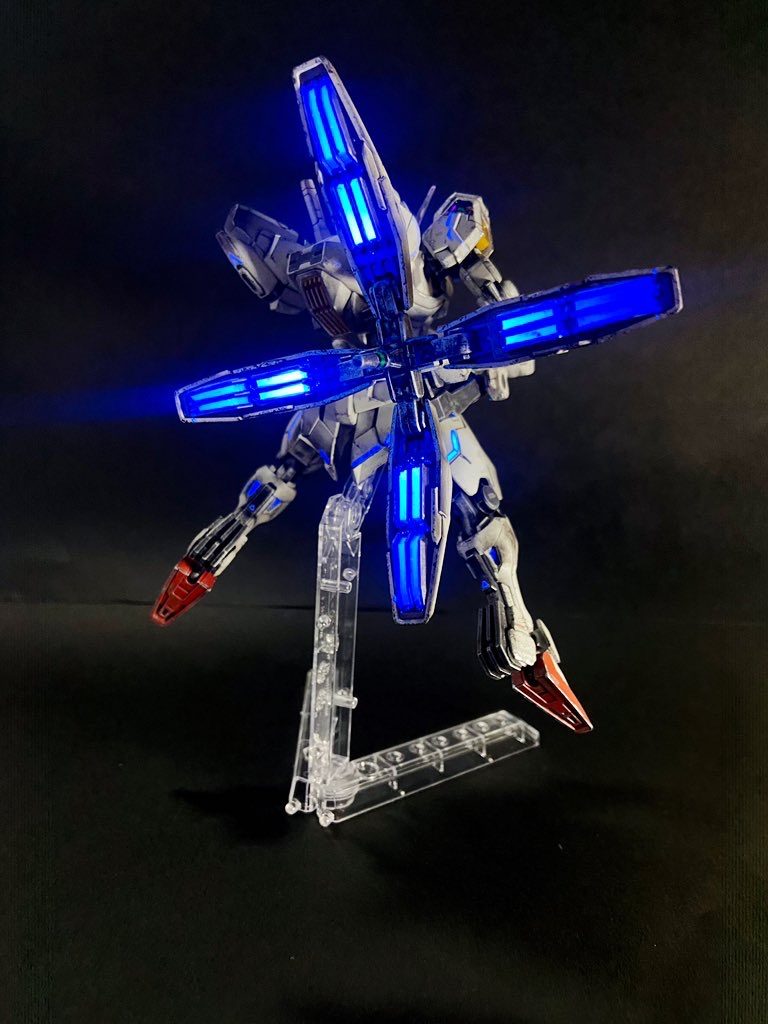 バリアブルロッドライフルのクアッドスラスターも、大雑把に蛍光クリアーを筆でベタ塗りした後に、付属のホイルシールを貼り付けてマスキングテープ代わりにし、全体に水性ホビーカラーの焼鉄色を筆塗りで重ね塗りしてスラスターのみ光るようにしました。めちゃめちゃ格好いい。