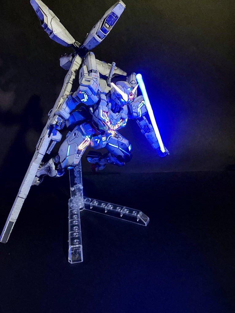 勿論ビームサーベルにも蛍光クリアーを塗布。今後もこの蛍光塗料活用は使っていこうと思います。ここまで読んでいただき、ありがとうございます！また次の作品でお会いしましょう。