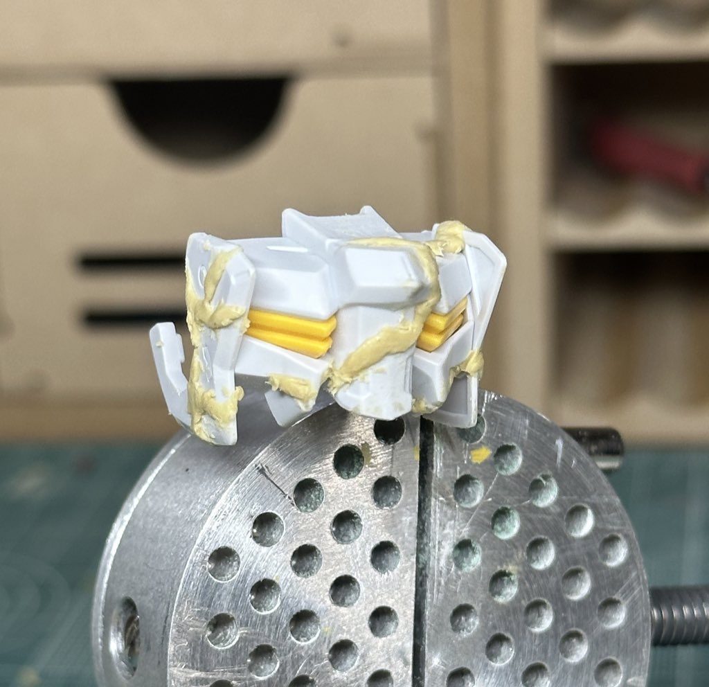 胴体付けようか付けないかで迷いましたが原作再現のためにパテを加えました黒は筆で塗ってます