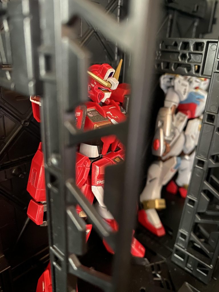 インパルスガンダムは前大戦時にザフトにおいて開発されたMSであったが、その源流は地球連合の初期GATシリーズの一機、ストライクガンダムの設計思想を発展させたものだった。また、可変フレームを搭載し変形・合体機構を持つインパルスに興味を持った大西洋連邦の技術陣によって、同じく連合製の可変フレームである300系フレームを用いて再構築された機体がイージスインパルスである。