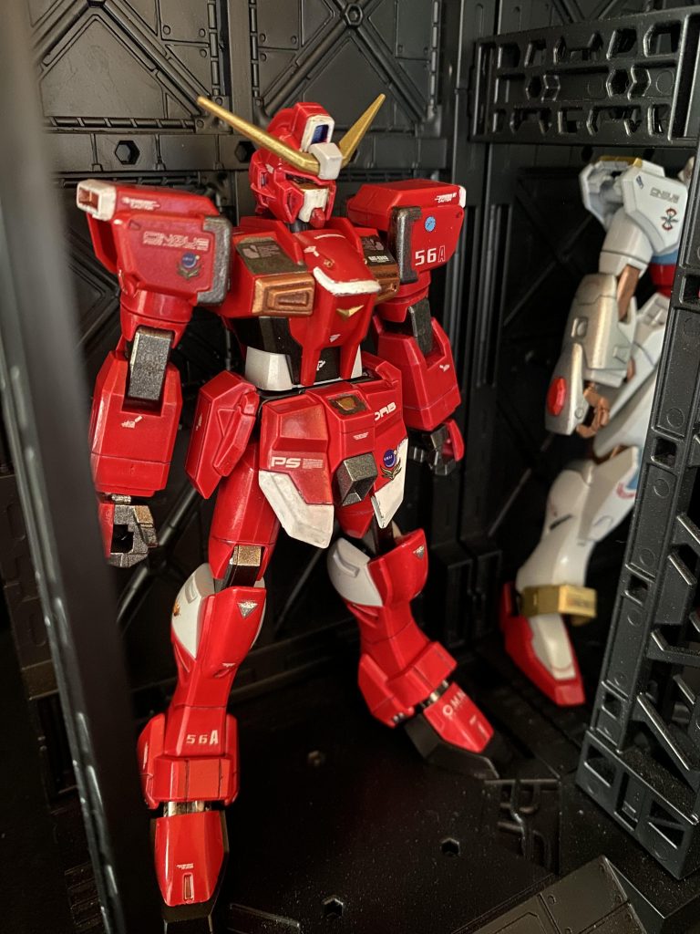 20年前のガンプラですが意外にも後ハメ等しやすい構造にだったので、出来る限り合わせ目消しをしてみました。アンクルアーマには、片側の段落ちモールド化に合わせてラインを筋彫り。普段はあまりしないのですが、仕上がりにガンダムマーカーでの墨入れをしてみました。少し汚くなったので、これまた修行案件です笑