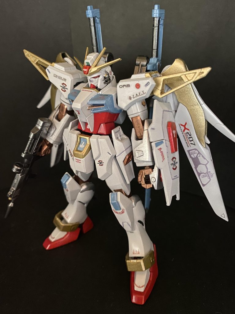 SEEDフリーダム大ヒットに便乗した、旧HGリメイクシリーズも第三弾です!元々のHGデスティニーガンダムが劇中ポーズも決まり、2種類の手首、ビームシールド・ビームエフェクト、光の翼、2体飾れるスタンド付きという、プレイバリュー盛り盛りのキットだったので、素組で満足して約18年飾っておりましたのを、引っ張り出してきました笑先のインパルスとのミキシングですが、改修点も少ないので、余りパーツも出ないキレイなニコイチになりました。頭部アンテナはインパルスのものと交換し、フェイスマスクは逆にスリットのディテールを追加。これだけで悪役顔から、かなり主役機感が増しました。