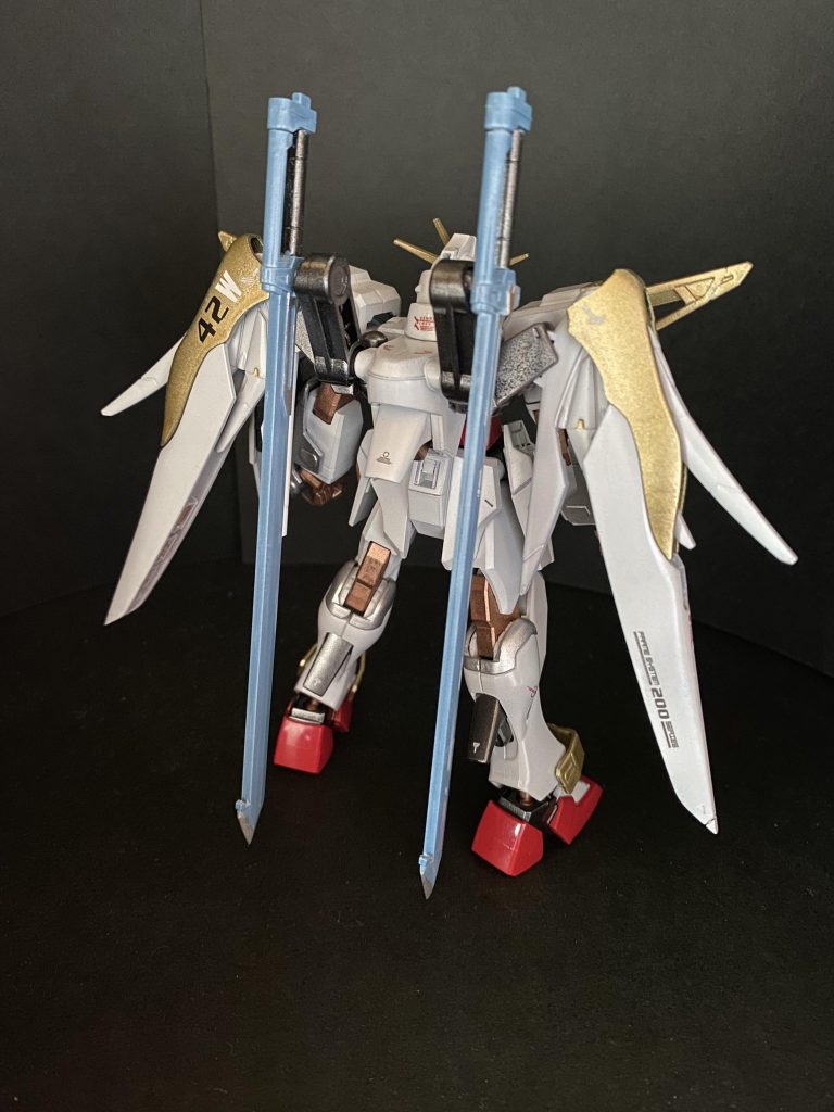 背部武装はソードインパルスと丸々交換したエクスカリバー対艦刀をそのまま装備。アロンダイトって、名前的にも(エクスカリバーはアーサー王、アロンダイトはその騎士ランスロットの剣の名)見た目的にもパワーアップした感じがしなかったし、シンはやっぱり格闘戦で活躍してたイメージだったので。大剣二刀流を継なげて更に大型の得物にとか、フリーダム刺す以上に、男子の性癖に間違いなく刺さりすぎw