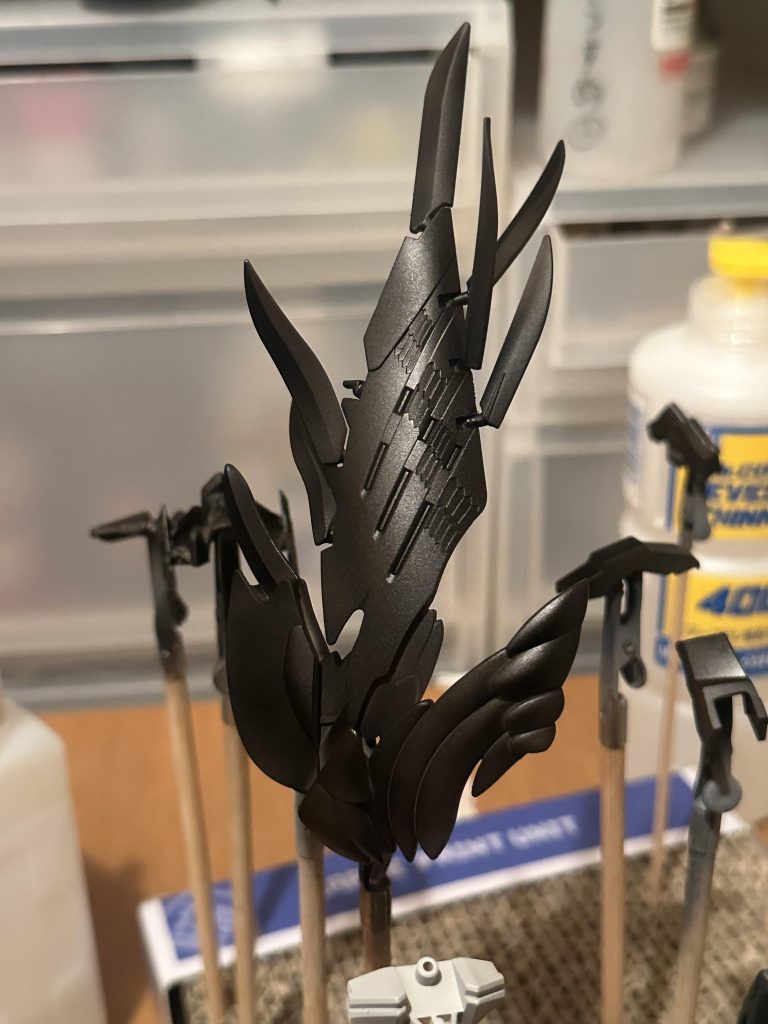 何ものにも染まらぬ漆黒の12枚羽っていうのはさすがに無理があるのでウイングゼロのバックパックを移植しました。羽の色は黒です