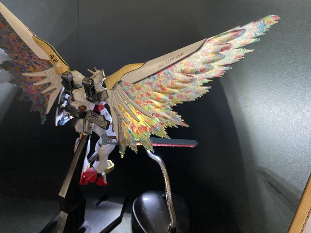 元がクリアーパーツで、下地シルバーも透けるくらいの薄さなので、反対側からの光を拾います。昨年の水星キットから取り組んできた虹色表現の集大成とも言え、「令和の輝羅鋼をつくる!」ぐらいの意気込みで取り組みました笑リマスター版では消えてしまったOP「Wings of Words」が脳内に流れてます♪