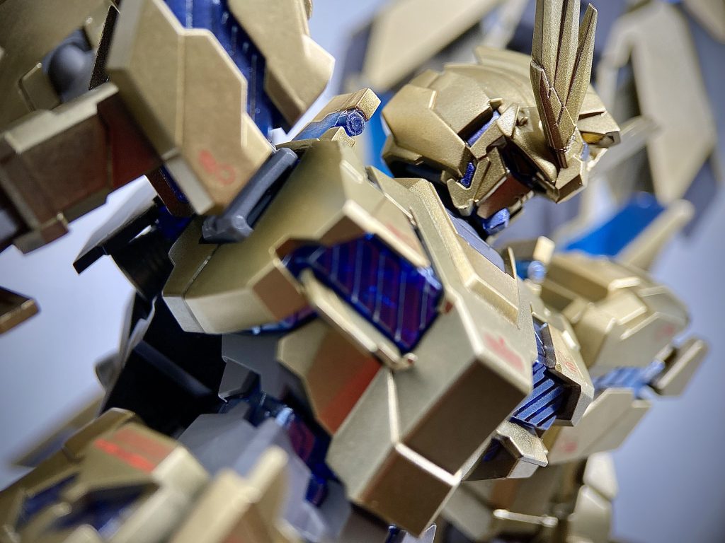 サイコフレームはクリアパーツの上に薄くスターブライトシルバー→薄くディープクリアブルー→薄くムーンストーンパールを塗ってみました。クリアーの透明感を残しつつ見る角度で青にもシルバーにも見える&パールでパキッと金属感も出るので、自分のサイコフレームはこの塗装で行きます｣(｡Д｡｣)