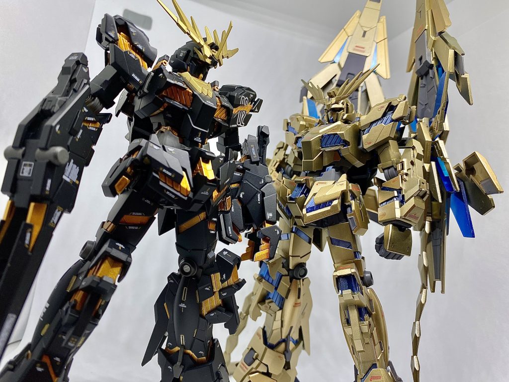 先に作ったバンシィと。途中やりの一号機も仕上げないと…！