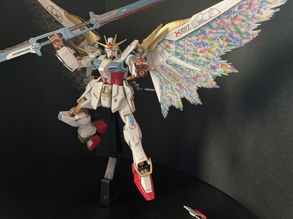 迷物武装、パルマフィオキーナは左手のみですが掌部分を開口しランナーから制作したプラパイプを接合。大型化しました。ビームサーベルエフェクトを付けることが出来ます。フレーム部は、ストフリが黄金、インジャが銀なら、デステニィーは赤銅だ❗️と、カッパーにしています。