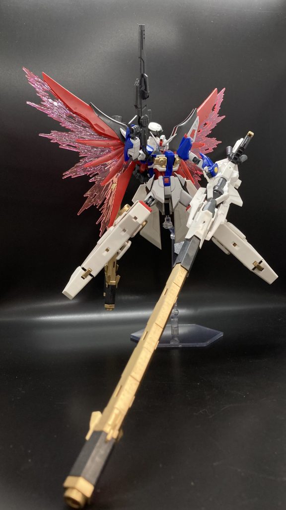 胸部、腰リアアーマー、脚部、バックパックに装甲を増やしています。またリニアガンも追加で作製しました。