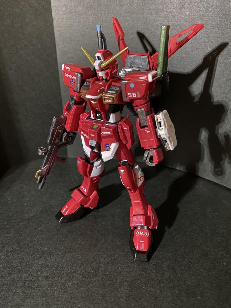 頭部はアンテナをデスティニーのものと入れ替え、フェイスマスクのへの字スリットを削りました。大幅な変更は行っていませんが、カラーリングの変更でかなりイージスかジャスティス系に寄せています。写真ではセイバーの様にかなり赤みを帯びて写りましたが、実際はこちらのマゼンタにちかいメタリック色です。SEEDシリーズ共通のデカールを使いたかったが為に、コンパスを利用して色々都合の良い設定作ってしまいました笑