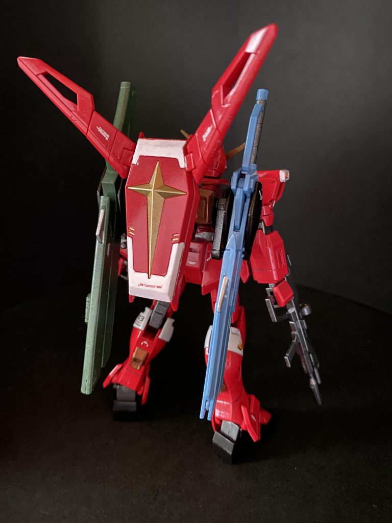 デステニィーから拝借した武装類は軸径を微調整することでラックごとソードシルエットに取り付けることが出来ました。ビームブーメランの装着位置が元々カッコ良くないなと思っていたので、真っ二つに切断して、肩に付けるか迷った後、シールドに接着しました。劇中でライジングフリーダムのシールドブーメランが活躍していたので、その原型という設定を後付けしました。