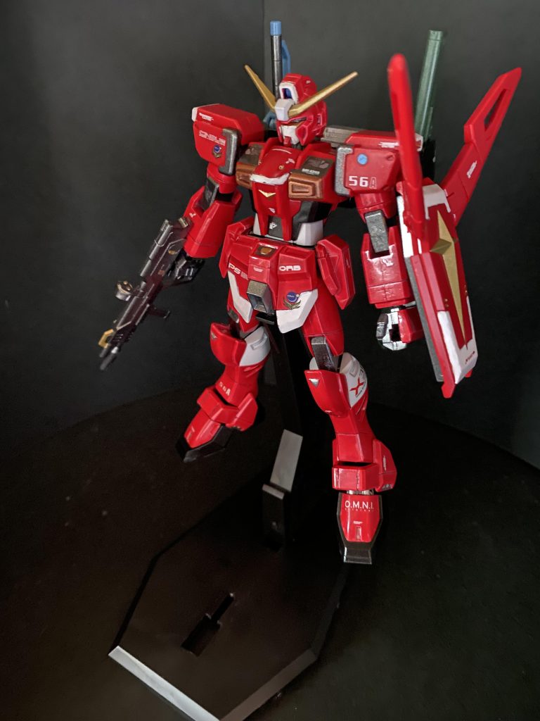 前回に引き続き、TV放送時に購入した旧HGシリーズからソードインパルスガンダムとデステニィーガンダムのニコイチで制作しました。どちらも素組にシールで完成させていたものを、改造と全塗装で仕上げました。長い年月を経たプラモデルということで、シールの固着やプラの経年劣化、見覚えのない汚れなどをまず除去する作業から取り掛かりました笑